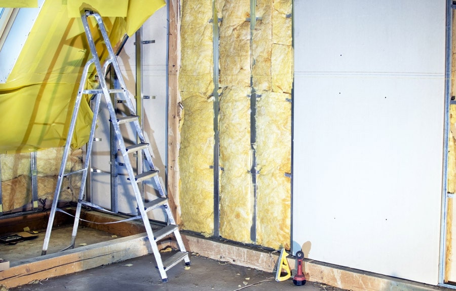 Installation walls with plasterboard and mineral wool for thermal insulation